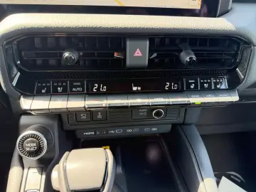 TOYOTA Land Cruiser 2 8 D-4D Executive 4x4  AHK 360  AC