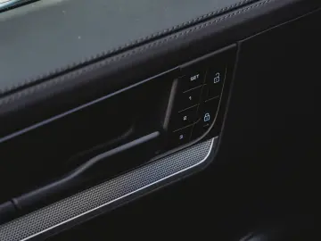 PORSCHE E-Hybrid SportDesign Pano airsusp. Bose PPF