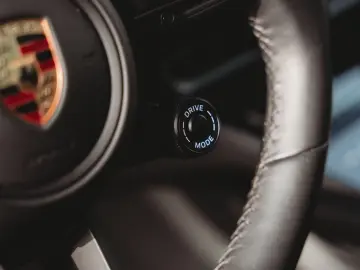 PORSCHE E-Hybrid SportDesign Pano airsusp. Bose PPF