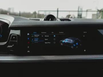 PORSCHE E-Hybrid SportDesign Pano airsusp. Bose PPF