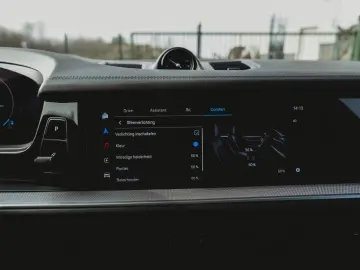 PORSCHE E-Hybrid SportDesign Pano airsusp. Bose PPF