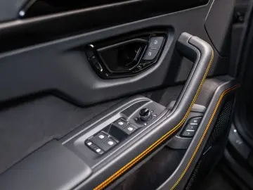 LAMBORGHINI Urus SE MY2025