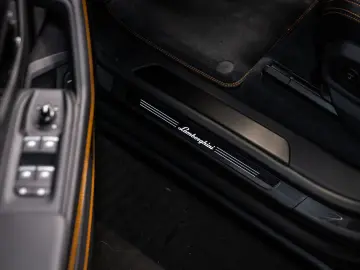 LAMBORGHINI Urus SE MY2025