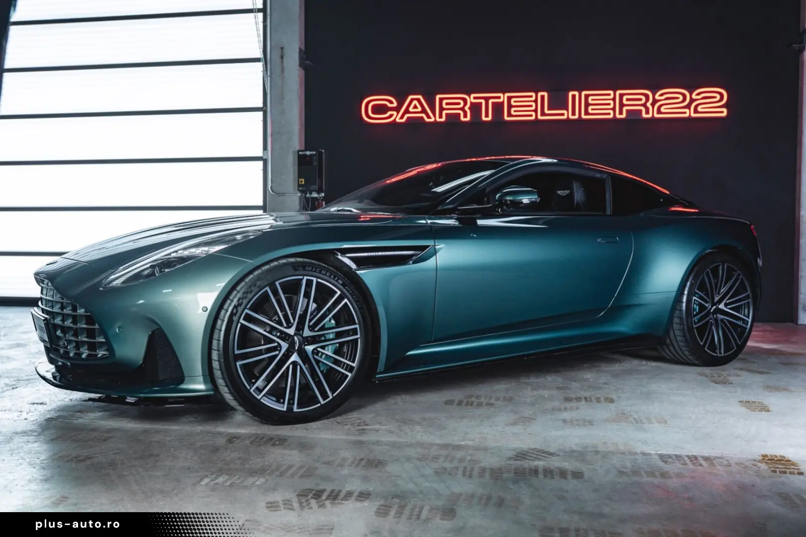ASTON MARTIN DB12 NEW SERVICE STOCK CAR