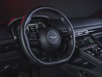 ASTON MARTIN DB12 NEW SERVICE STOCK CAR