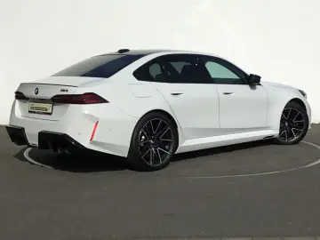BMW M5 Limousine ICONIC GLOW PANO B&W SOUND