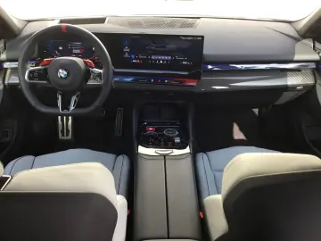 BMW M5 Limousine ICONIC GLOW PANO B&W SOUND