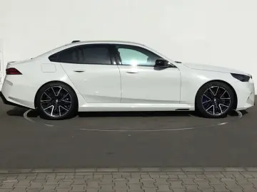 BMW M5 Limousine ICONIC GLOW PANO B&W SOUND