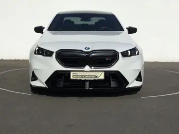 BMW M5 Limousine ICONIC GLOW PANO B&W SOUND