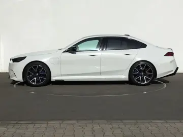 BMW M5 Limousine ICONIC GLOW PANO B&W SOUND