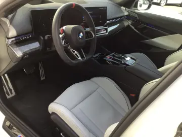 BMW M5 Limousine ICONIC GLOW PANO B&W SOUND