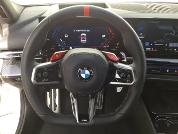 BMW M5 Limousine ICONIC GLOW PANO B&W SOUND