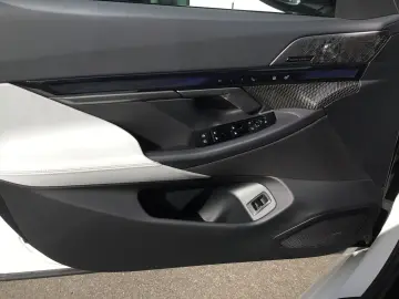BMW M5 Limousine ICONIC GLOW PANO B&W SOUND