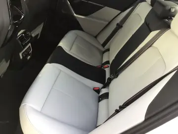 BMW M5 Limousine ICONIC GLOW PANO B&W SOUND