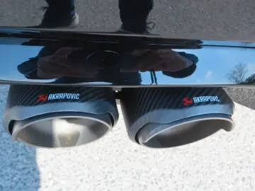 BMW Competition Vollaust. Akrapovic Tiefer  Distanz