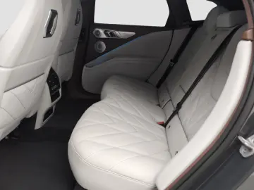 BMW XM Label Massage Bowers & Wilkins