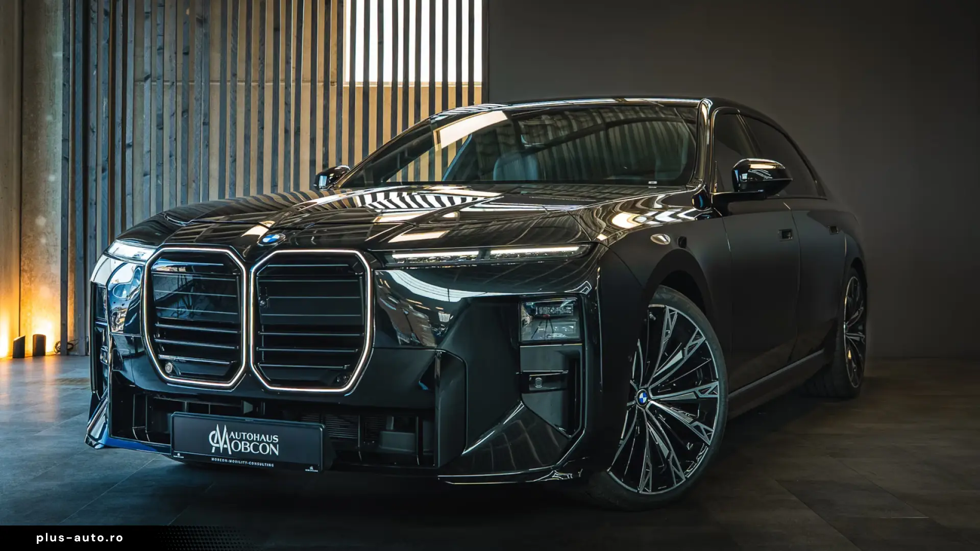 BMW 740 xDrive M Sport Pro   Facelift 2026   22   B&W   TV