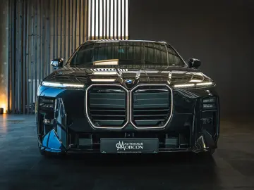 BMW 740 xDrive M Sport Pro   Facelift 2026   22   B&W   TV