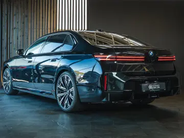 BMW 740 xDrive M Sport Pro   Facelift 2026   22   B&W   TV