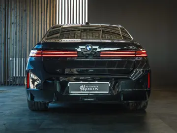 BMW 740 xDrive M Sport Pro   Facelift 2026   22   B&W   TV