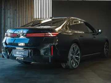 BMW 740 xDrive M Sport Pro   Facelift 2026   22   B&W   TV