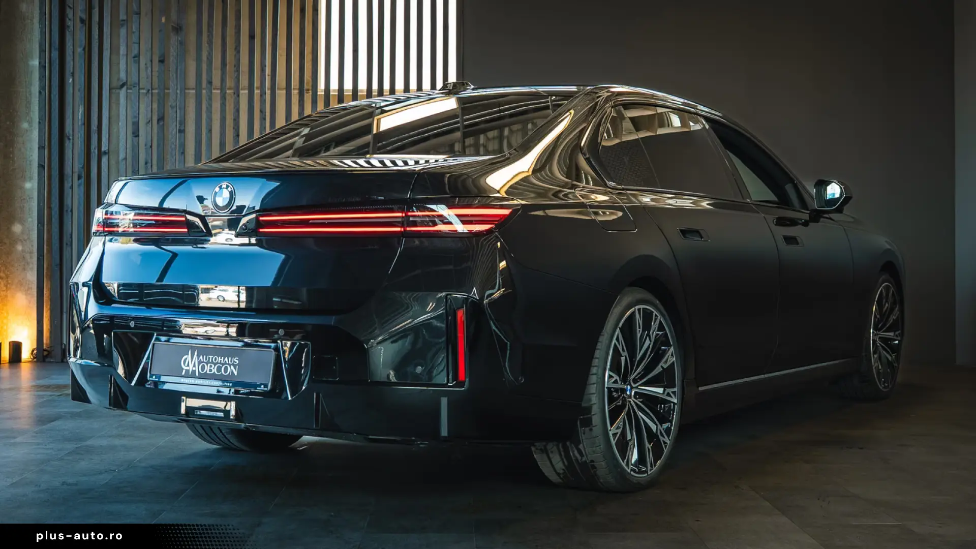 BMW 740 xDrive M Sport Pro   Facelift 2026   22   B&W   TV