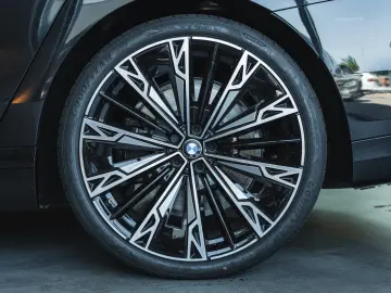 BMW 740 xDrive M Sport Pro   Facelift 2026   22   B&W   TV