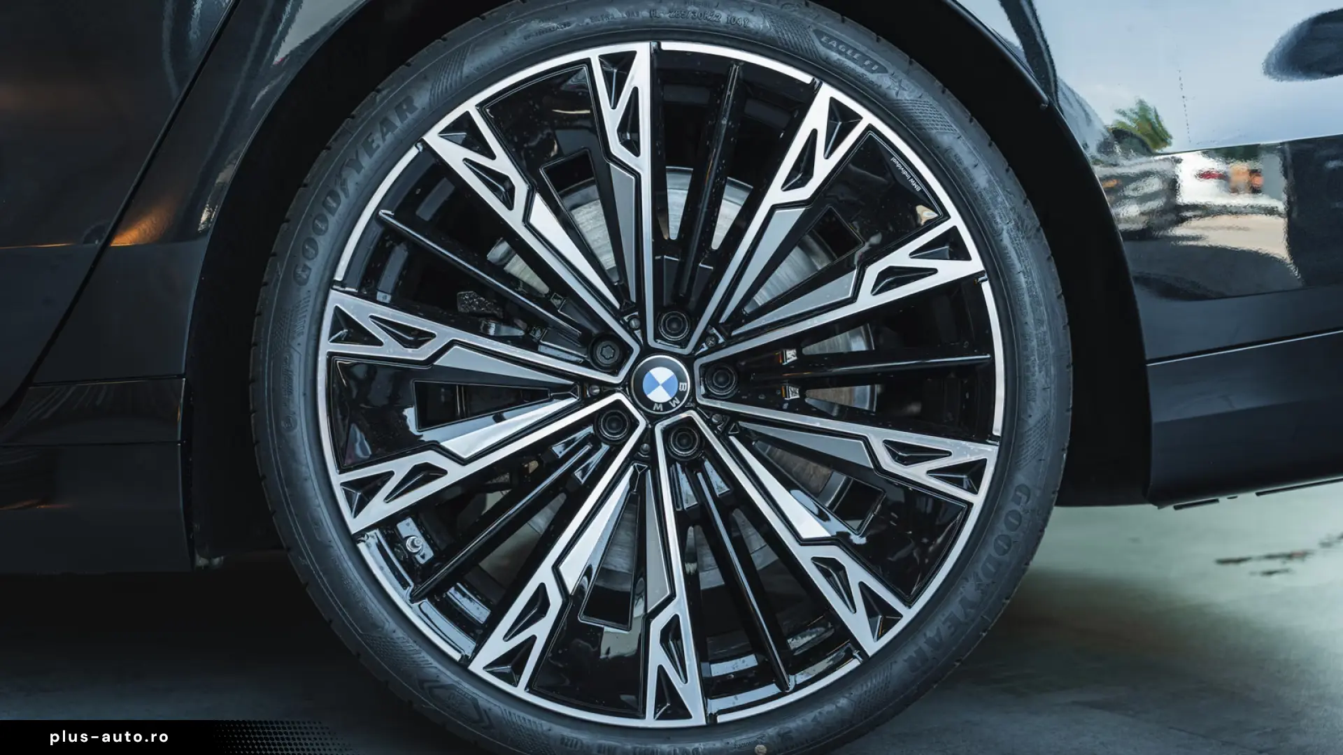 BMW 740 xDrive M Sport Pro   Facelift 2026   22   B&W   TV