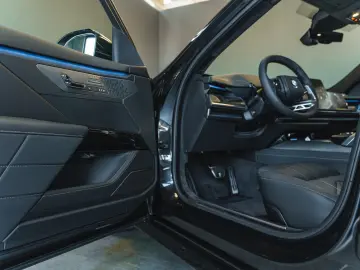 BMW 740 xDrive M Sport Pro   Facelift 2026   22   B&W   TV