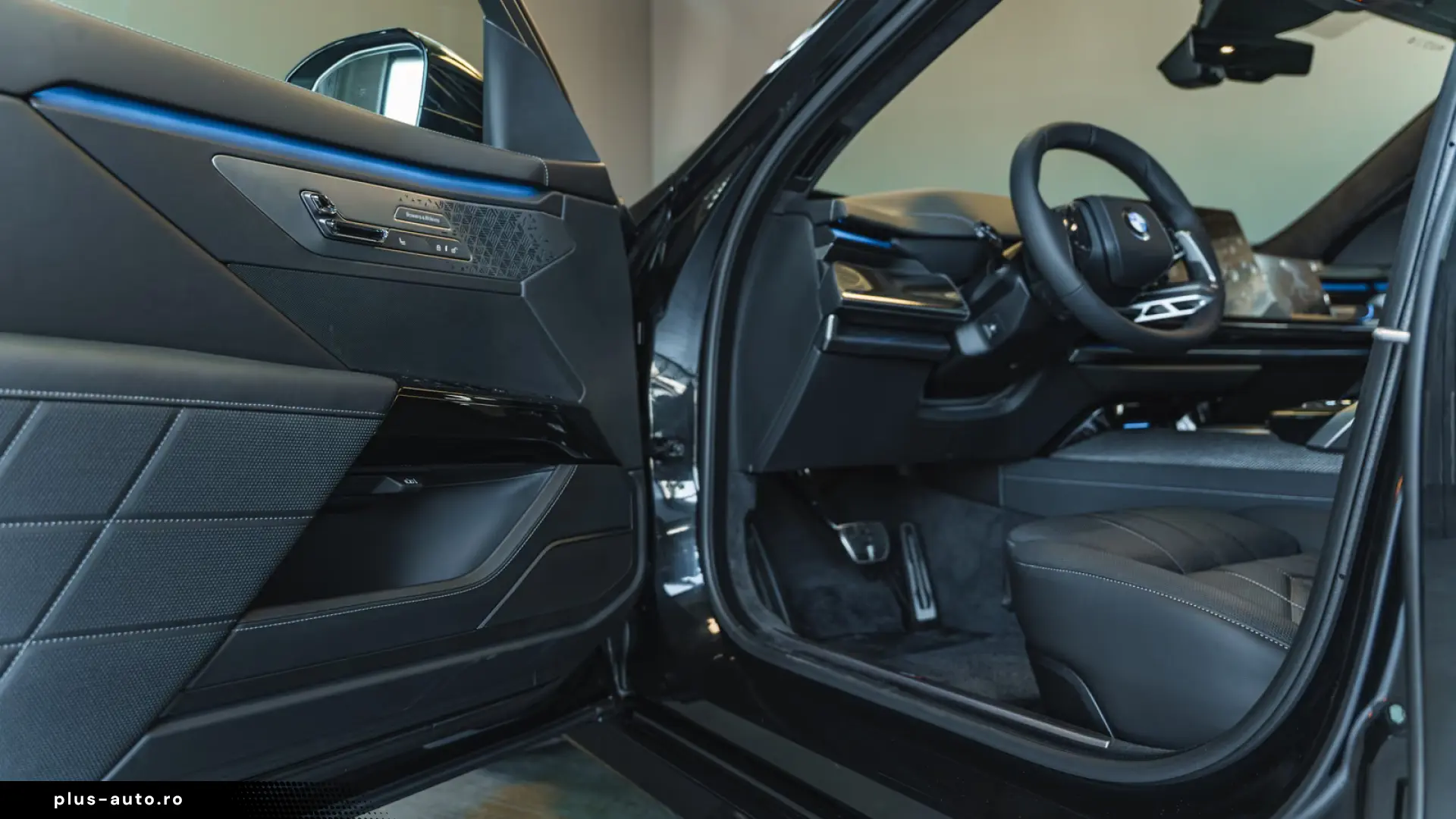 BMW 740 xDrive M Sport Pro   Facelift 2026   22   B&W   TV