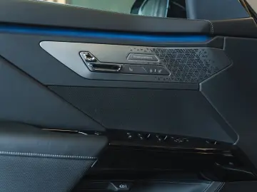 BMW 740 xDrive M Sport Pro   Facelift 2026   22   B&W   TV