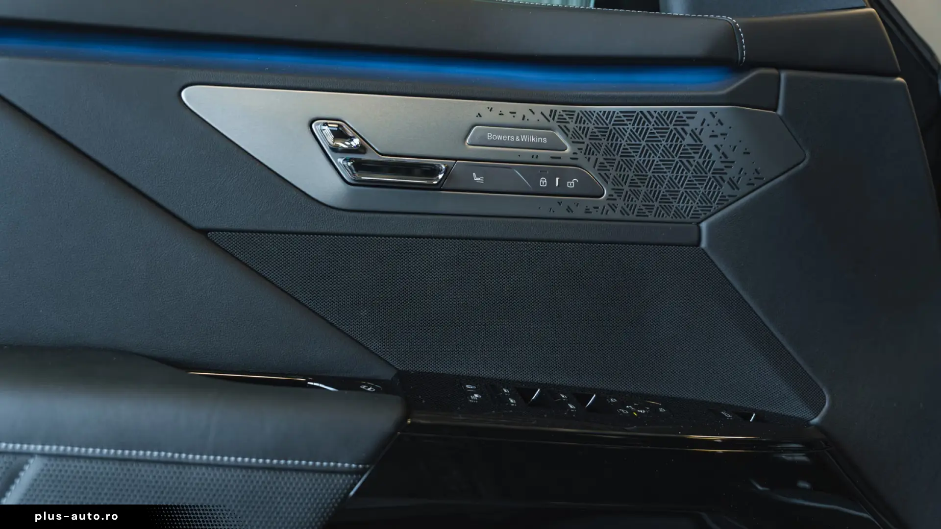 BMW 740 xDrive M Sport Pro   Facelift 2026   22   B&W   TV