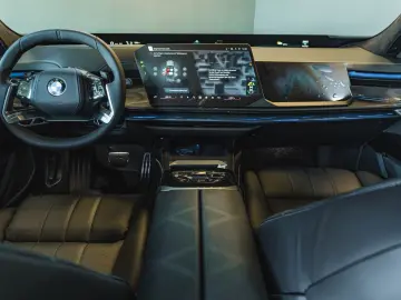 BMW 740 xDrive M Sport Pro   Facelift 2026   22   B&W   TV