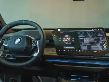 BMW 740 xDrive M Sport Pro   Facelift 2026   22   B&W   TV
