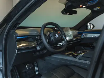 BMW 740 xDrive M Sport Pro   Facelift 2026   22   B&W   TV