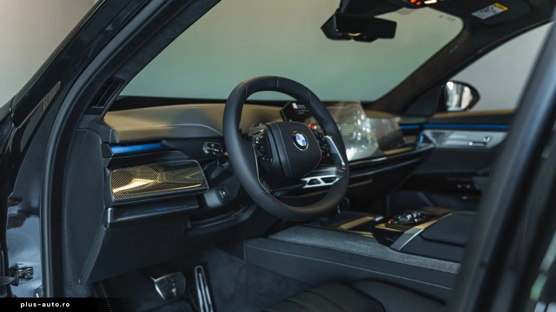 BMW 740 xDrive M Sport Pro   Facelift 2026   22   B&W   TV