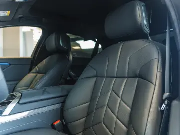 BMW 740 xDrive M Sport Pro   Facelift 2026   22   B&W   TV