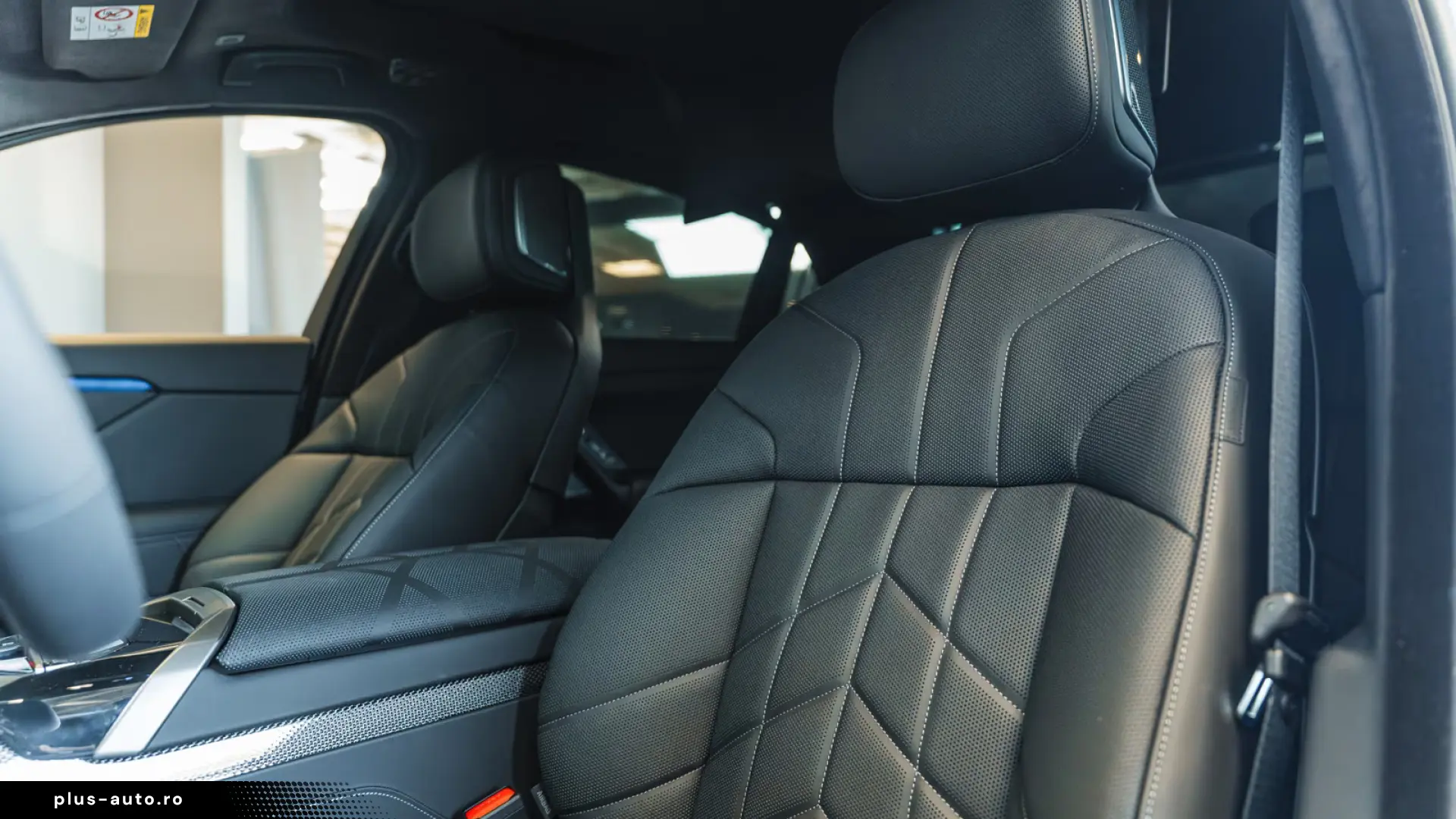 BMW 740 xDrive M Sport Pro   Facelift 2026   22   B&W   TV