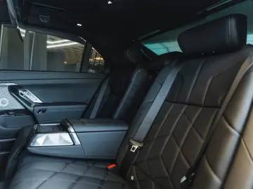 BMW 740 xDrive M Sport Pro   Facelift 2026   22   B&W   TV