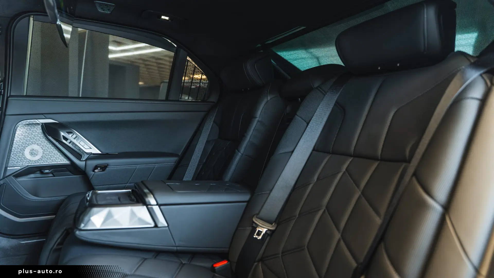 BMW 740 xDrive M Sport Pro   Facelift 2026   22   B&W   TV