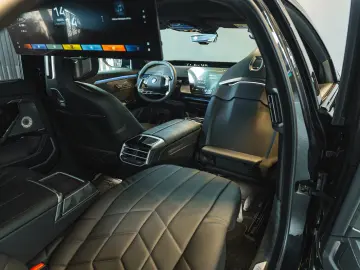 BMW 740 xDrive M Sport Pro   Facelift 2026   22   B&W   TV