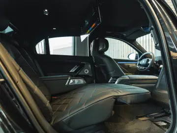 BMW 740 xDrive M Sport Pro   Facelift 2026   22   B&W   TV