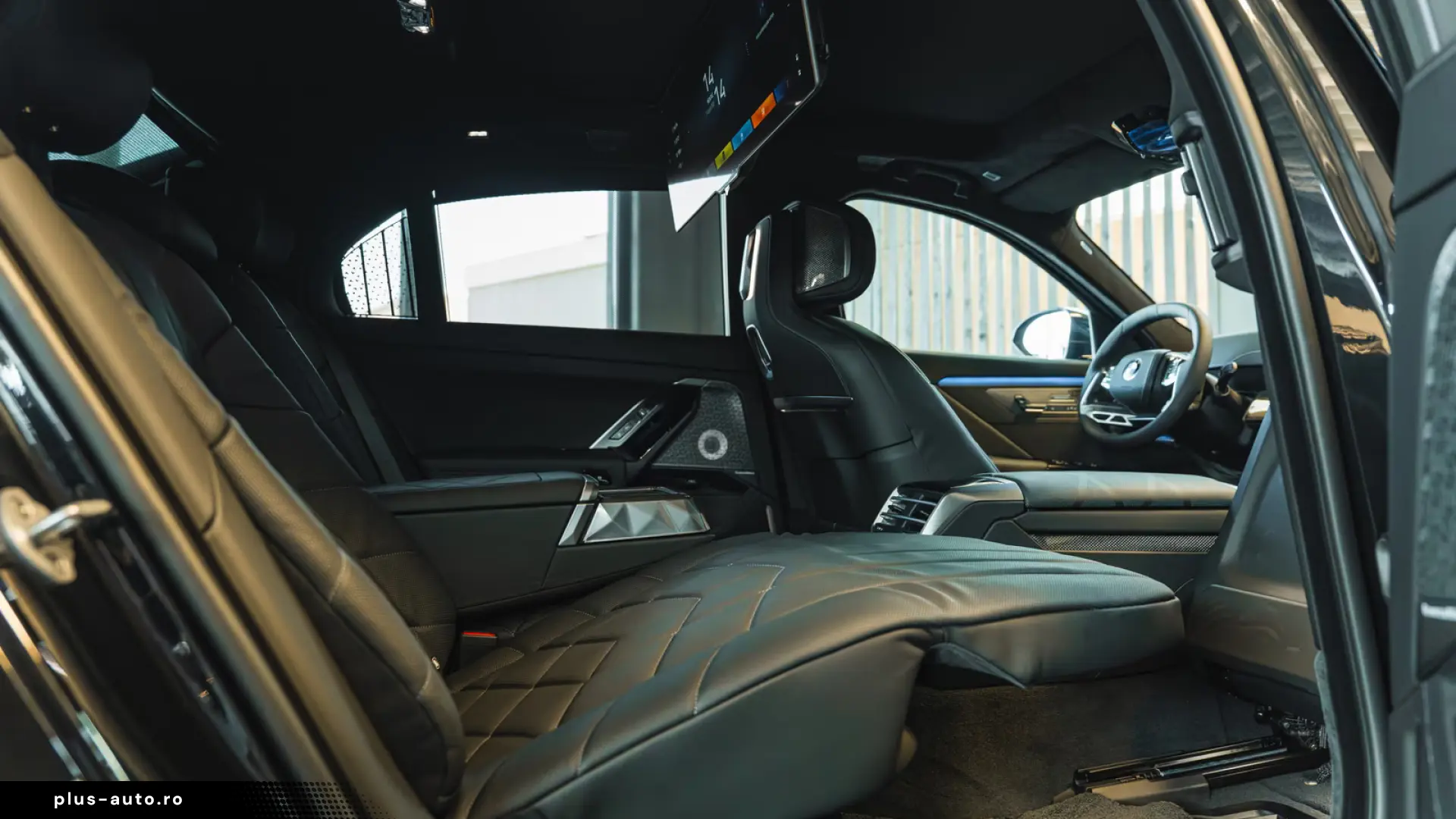 BMW 740 xDrive M Sport Pro   Facelift 2026   22   B&W   TV