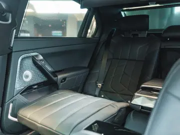 BMW 740 xDrive M Sport Pro   Facelift 2026   22   B&W   TV