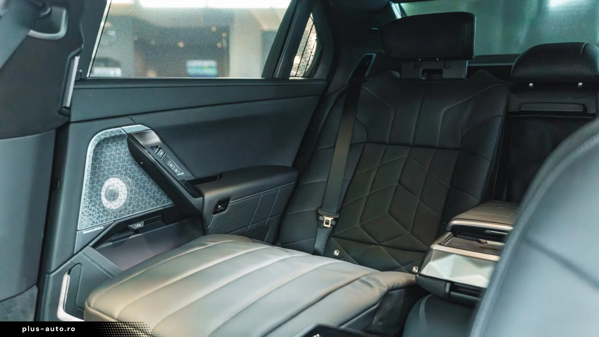 BMW 740 xDrive M Sport Pro   Facelift 2026   22   B&W   TV