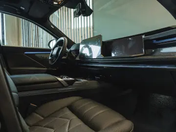 BMW 740 xDrive M Sport Pro   Facelift 2026   22   B&W   TV