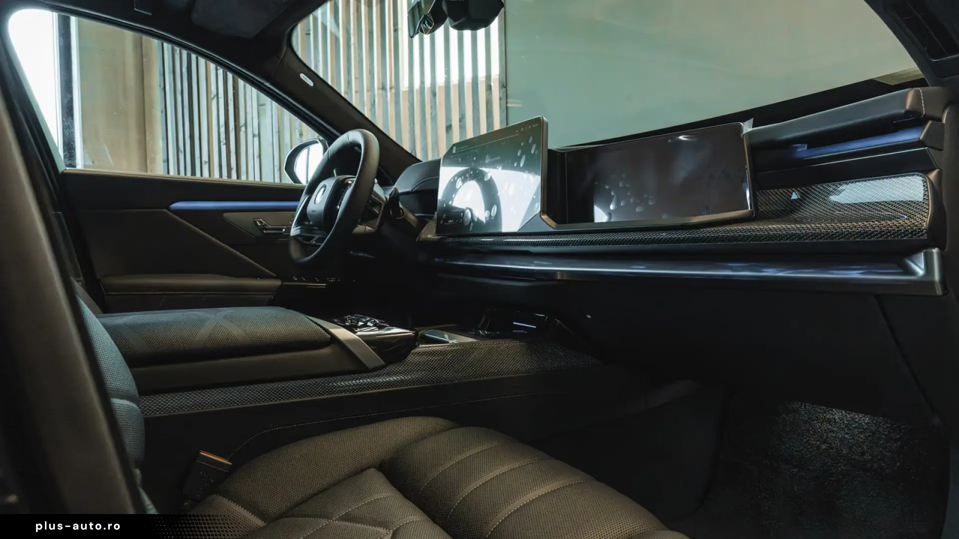 BMW 740 xDrive M Sport Pro   Facelift 2026   22   B&W   TV