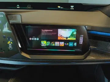 BMW 740 xDrive M Sport Pro   Facelift 2026   22   B&W   TV
