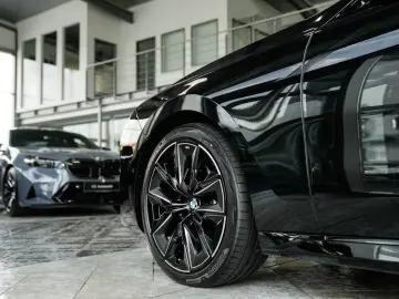 BMW 740xd M SPORT PRO TV Sky Lounge