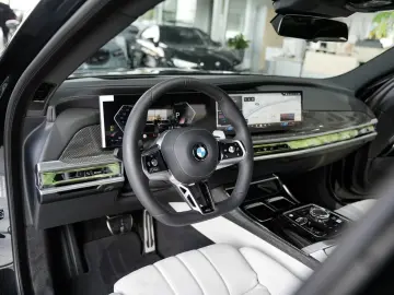 BMW 740xd M SPORT PRO TV Sky Lounge